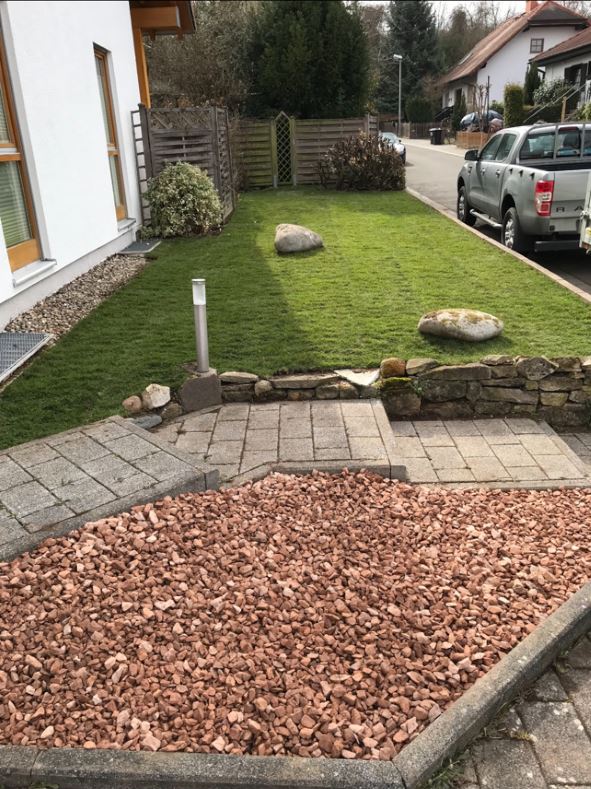 Steingarten mit Rollrasen