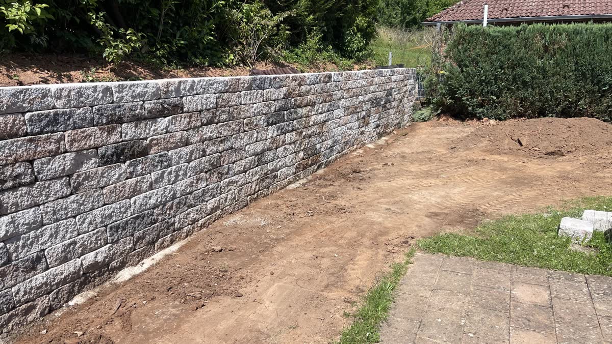 Natursteinmauer als Hangabfangung