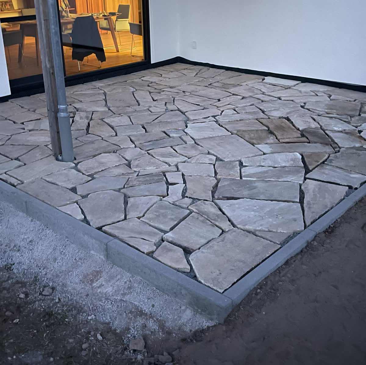 Frisch verlegte Pflasterfläche. Eine echte Baustelle von uns