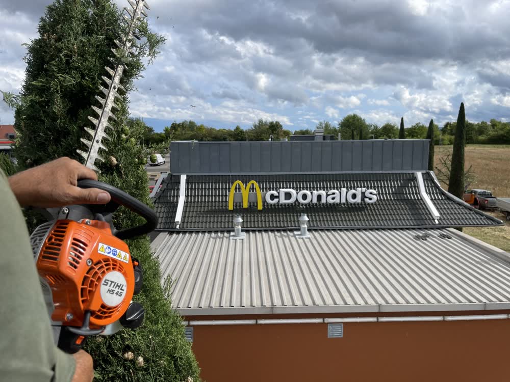 Außenanlagenpflege beim Gewerbekunden